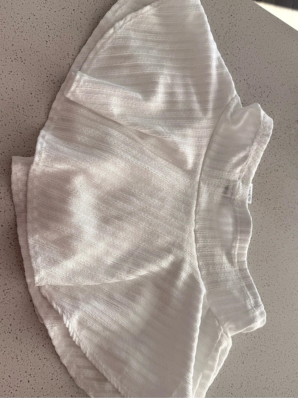 SHEIN Textured Short Sleeve Blouse in White Size Medium. Excellent condition